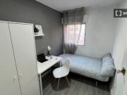 Se alquila habitación en piso de 4 habitaciones en Vicálvaro