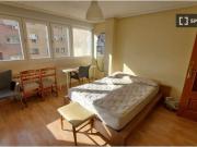 Se alquila habitación en piso de 4 habitaciones en Zaragoza