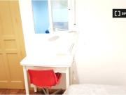 Se alquila habitación en piso de 5 dormitorios en... Se alquila habitación en piso de 5 dormitorios en...