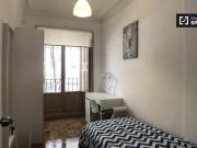 Se alquila habitación en piso de 5 dormitorios en...