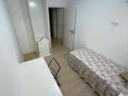 Se alquila habitación en piso de 5 dormitorios en...