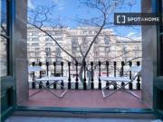 Se alquila habitación en piso de 5 dormitorios en Eixample