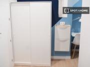 Se alquila habitación en piso de 5 dormitorios en Eixample