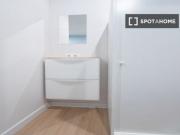 Se alquila habitación en piso de 5 dormitorios en Eixample