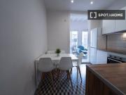 Se alquila habitación en piso de 5 dormitorios en Eixample
