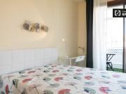 Se alquila habitación en piso de 5 dormitorios en Ríos...