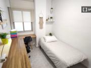 Se alquila habitación en piso de 5 dormitorios en Ronda,...