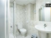 Se alquila habitación en piso de 5 dormitorios en Valencia