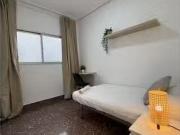 Se alquila habitación en piso de 5 dormitorios en Valencia