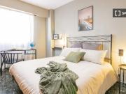 Se alquila habitación en piso de 5 dormitorios en Valencia
