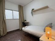 Se alquila habitación en piso de 5 dormitorios en Valencia