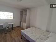 Se alquila habitación en piso de 5 dormitorios en Valencia