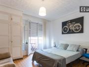 Se alquila habitación en piso de 5 dormitorios en Valencia