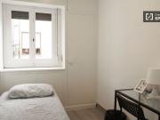 Se alquila habitación en piso de 5 dormitorios en Valencia