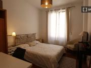 Se alquila habitación en piso de 5 habitaciones en...