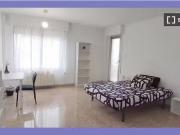 Se alquila habitación en piso de 5 habitaciones en...