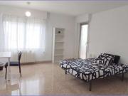 Se alquila habitación en piso de 5 habitaciones en...