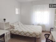 Se alquila habitación en piso de 5 habitaciones en...