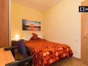 Se alquila habitación en piso de 5 habitaciones en...