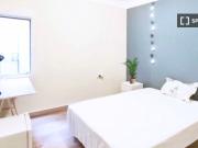 Se alquila habitación en piso de 5 habitaciones en...