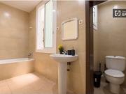 Se alquila habitación en piso de 5 habitaciones en Barcelona