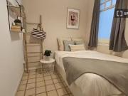 Se alquila habitación en piso de 5 habitaciones en Barcelona