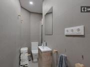 Se alquila habitación en piso de 5 habitaciones en Barcelona