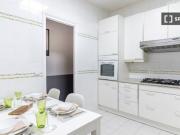 Se alquila habitación en piso de 5 habitaciones en Barcelona