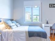 Se alquila habitación en piso de 5 habitaciones en Barcelona