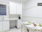 Se alquila habitación en piso de 5 habitaciones en Barcelona