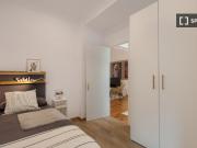 Se alquila habitación en piso de 5 habitaciones en Barcelona