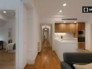 Se alquila habitación en piso de 5 habitaciones en Barcelona