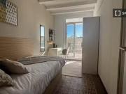 Se alquila habitación en piso de 5 habitaciones en Barcelona