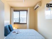 Se alquila habitación en piso de 5 habitaciones en Barcelona