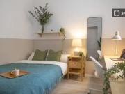 Se alquila habitación en piso de 5 habitaciones en Barcelona Se alquila habitación en piso de 5 habitaciones en Barcelona