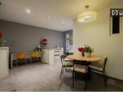 Se alquila habitación en piso de 5 habitaciones en Barcelona