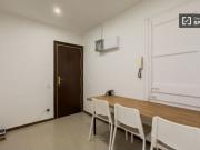 Se alquila habitación en piso de 5 habitaciones en Barcelona