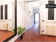 Se alquila habitación en piso de 5 habitaciones en Barcelona
