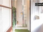 Se alquila habitación en piso de 5 habitaciones en Barcelona