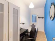 Se alquila habitación en piso de 5 habitaciones en Barcelona