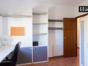 Se alquila habitación en piso de 5 habitaciones en Barcelona