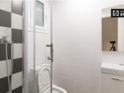 Se alquila habitación en piso de 5 habitaciones en Barcelona