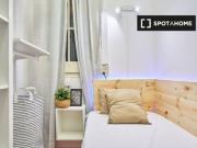 Se alquila habitación en piso de 5 habitaciones en Barcelona