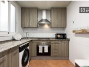 Se alquila habitación en piso de 5 habitaciones en Barcelona