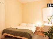 Se alquila habitación en piso de 6 habitaciones en Barcelona