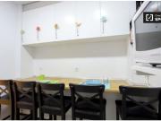 Se alquila habitación en piso de 5 habitaciones en...