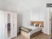 Se alquila habitación en piso de 5 habitaciones en...