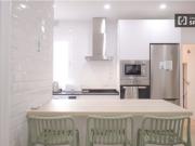 Se alquila habitación en piso de 5 habitaciones en Delicias