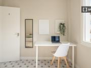 Se alquila habitación en piso de 5 habitaciones en...