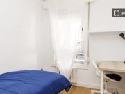 Se alquila habitación en piso de 5 habitaciones en el...